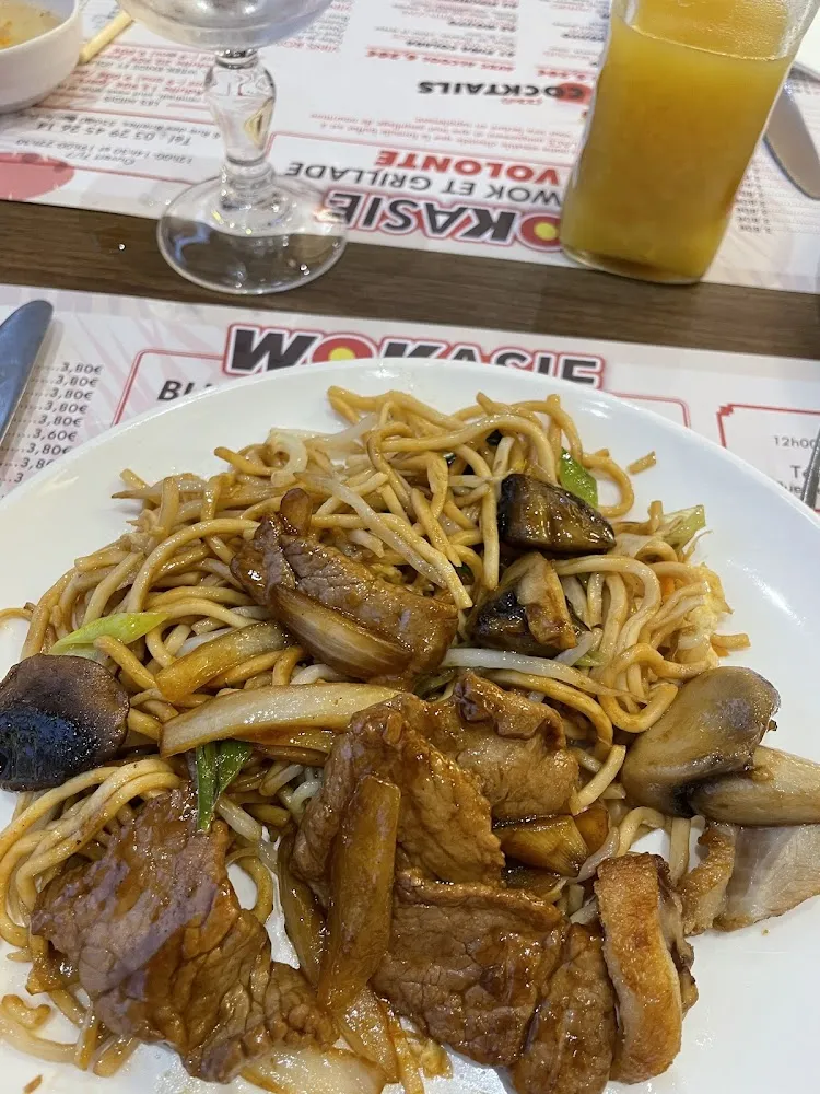 Nouilles Sautées Et Boeuf Aux Oignons